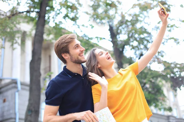 Hermosa Pareja Joven Encantadora Caminando Por Las Calles Ciudad Tomando —  Fotos de Stock