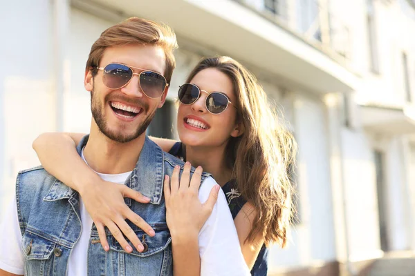 Beau Jeune Couple Amoureux Marchant Extérieur Dans Rue Ville Étreignant — Photo