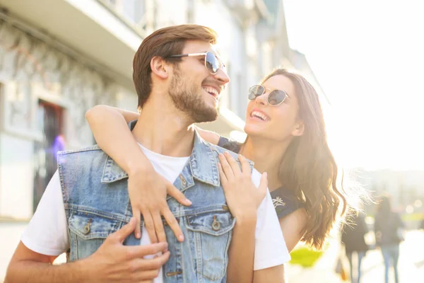 Beau Jeune Couple Amoureux Marchant Extérieur Dans Rue Ville Étreignant — Photo