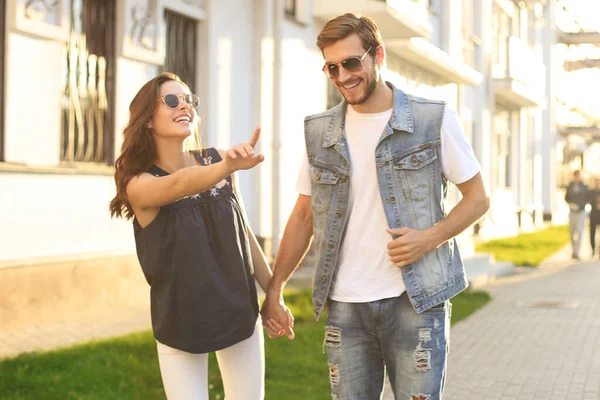 Imagen Encantadora Pareja Feliz Ropa Verano Sonriendo Tomados Mano Mientras —  Fotos de Stock