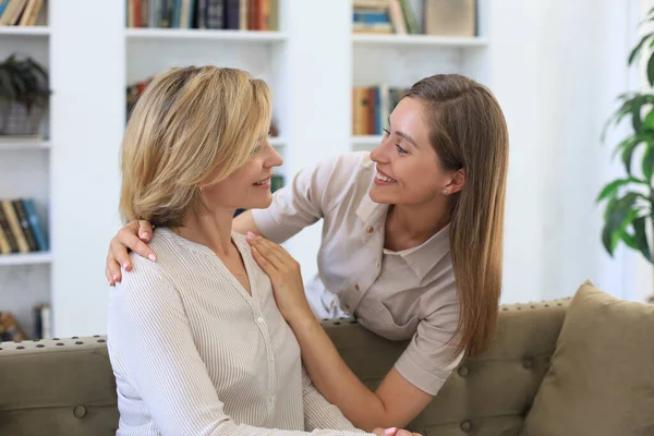 Mooie Middelbare Leeftijd Mam Haar Volwassen Dochter Zijn Knuffelen Glimlachen — Stockfoto