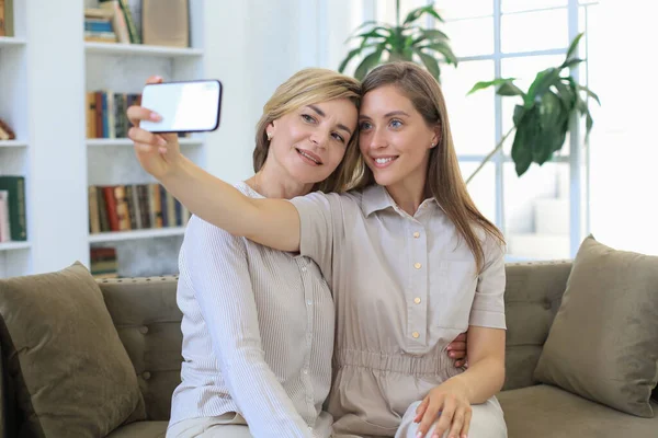 Gelukkig Middelbare Leeftijd Moeder Dochter Het Nemen Van Selfie Thuis — Stockfoto