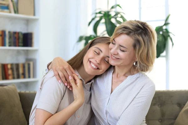 Allegro Giovane Donna Sta Abbracciando Sua Madre Mezza Età Soggiorno — Foto Stock