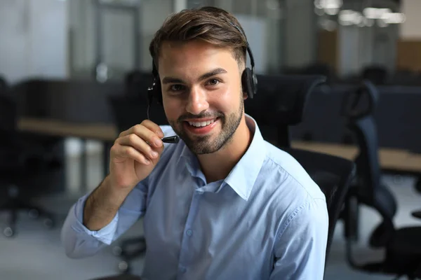 Freundlich Lächelnde Hübsche Junge Männliche Callcenter Betreiber — Stockfoto