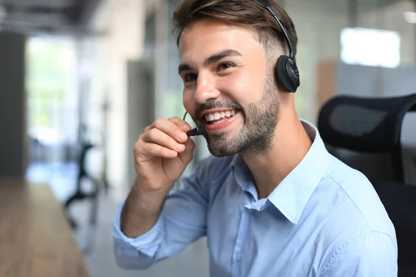 Alegre Operador Masculino Teléfono Soporte Joven Auriculares Lugar Trabajo Mientras —  Fotos de Stock