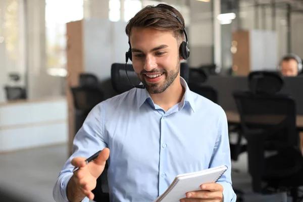 Lächelnde Männliche Unternehmensberater Mit Kopfhörern Sitzen Modernen Büro Videotelefonie Schaut — Stockfoto