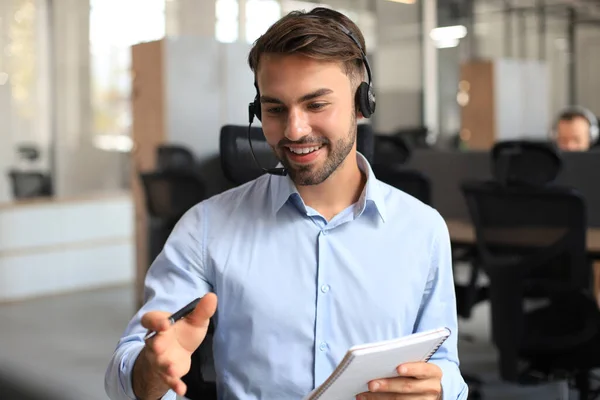 Consultor Negocios Masculino Sonriente Con Auriculares Sentados Oficina Moderna Videollamada —  Fotos de Stock