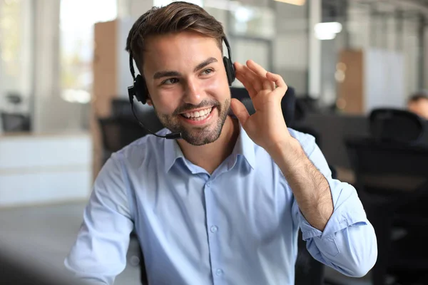 Sonriente Amable Guapo Joven Operador Centro Llamadas Masculino —  Fotos de Stock