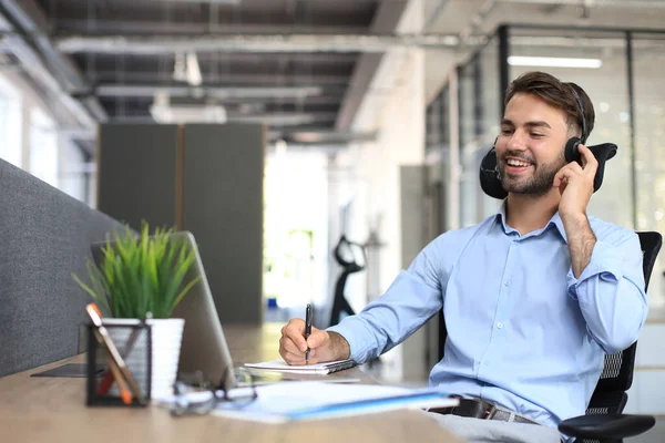 Consultor Negocios Masculino Sonriente Con Auriculares Sentados Oficina Moderna Videollamada —  Fotos de Stock