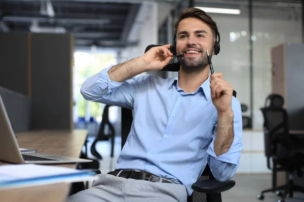 Sonriente Amable Guapo Joven Operador Centro Llamadas Masculino — Foto de Stock