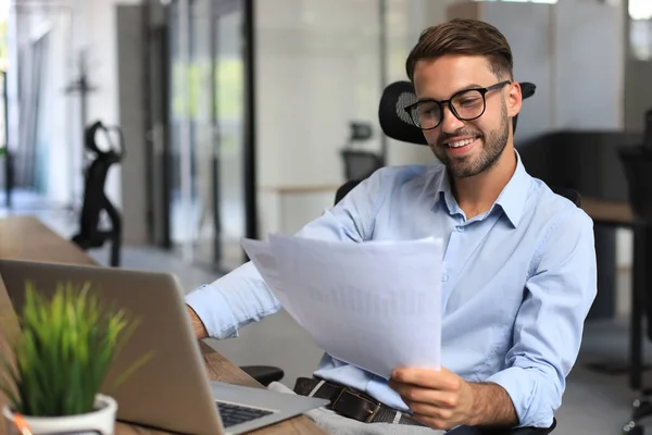 Genç Adam Ofiste Otururken Kağıtlarla Çalışıyor Başarılı Girişimci Dikkatli Yoğun — Stok fotoğraf