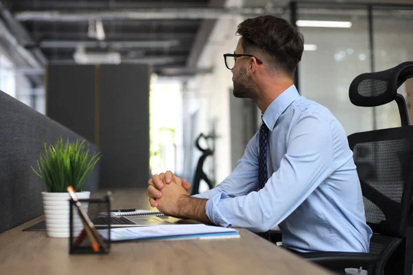 Focalisé Pensée Des Hommes Affaires Bureau Moderne Dans Fichier Rapport — Photo