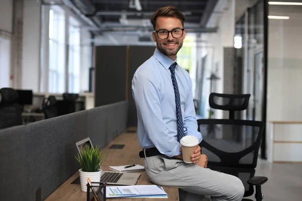 Portrait Jeune Homme Assis Son Bureau Dans Bureau — Photo