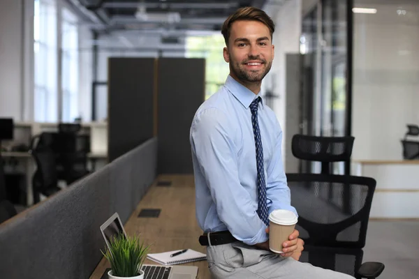 Porträtt Ung Man Som Sitter Vid Sitt Skrivbord Kontoret — Stockfoto