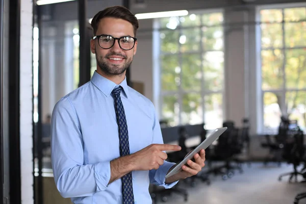 Jeune Homme Utilisant Tablette Dans Bureau — Photo