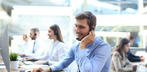 Ritratto di operatore del call center accompagnato dalla sua squadra. Operatore di assistenza clienti sorridente al lavoro. — Foto Stock