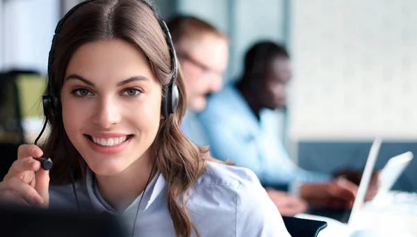 Retrato do trabalhador do call center acompanhado por sua equipe. Smiling operador de suporte ao cliente no trabalho. — Fotografia de Stock