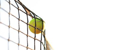 Parlak yeşilimsi sarı tenis topu ağa çarptı.