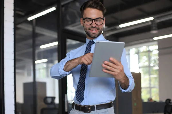 Jonge Zakenman Met Zijn Tablet Kantoor — Stockfoto