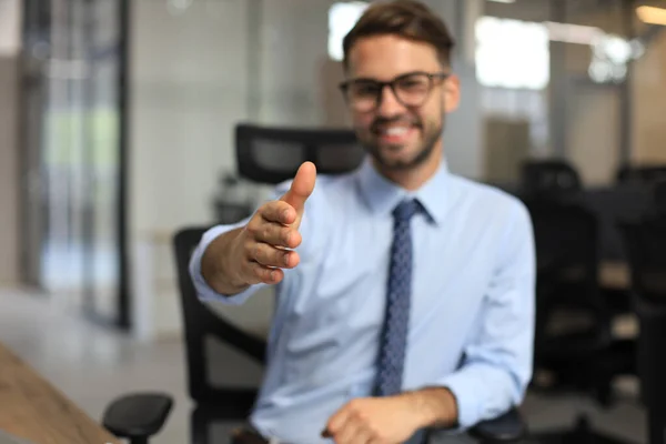 Zakenman Met Een Open Hand Klaar Een Deal Sluiten Functie — Stockfoto