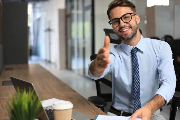 Hombre Negocios Con Mano Abierta Listo Para Sellar Trato Oficina — Foto de Stock