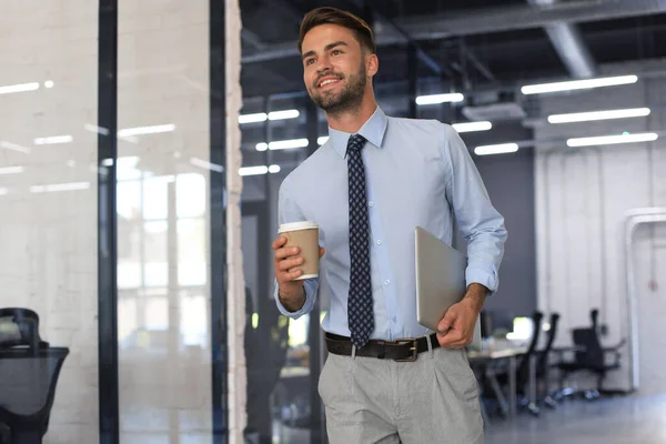 Empresario Caminando Pasillo Oficina Con Café Para Llevar — Foto de Stock