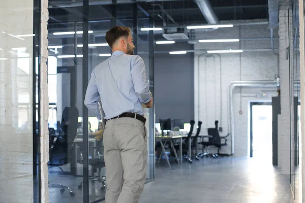 Affärsman Promenader Kontorskorridoren Med Hämtmat Kaffe — Stockfoto