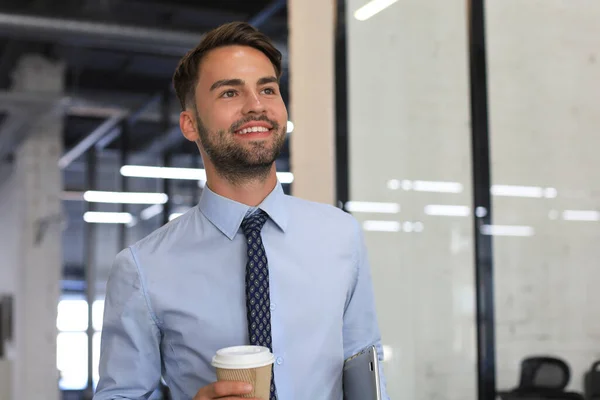 Empresario Caminando Pasillo Oficina Con Café Para Llevar — Foto de Stock