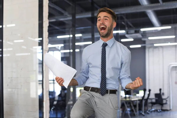 Emocionado Hombre Negocios Celebrando Éxito Oficina — Foto de Stock