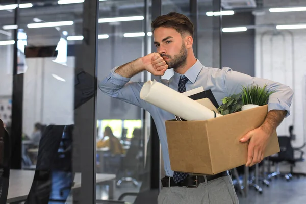 Triste Trabajador Despedido Está Tomando Sus Suministros Oficina Con Oficina — Foto de Stock
