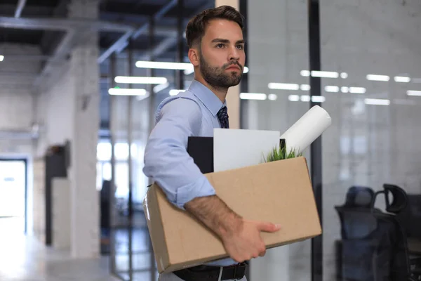 Sorglig Avskedad Arbetare Tar Med Sig Sitt Kontorsmaterial Från Kontoret — Stockfoto