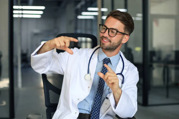 Porträt Eines Lächelnden Aufgeregten Arztes Krankenhaus — Stockfoto