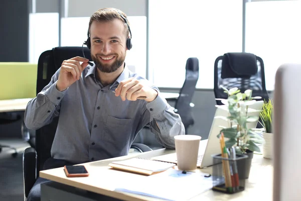 Lachend Vriendelijke Knappe Jonge Mannelijke Call Center Operator — Stockfoto