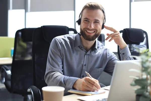 Operador Centro Llamadas Masculino Sonriente Con Auriculares Sentados Una Oficina — Foto de Stock