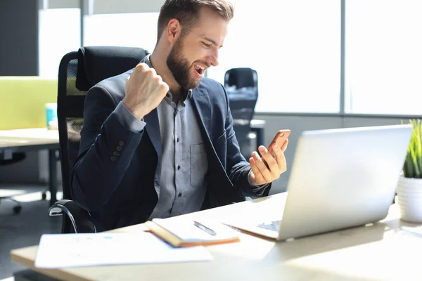 Opgewonden Zakenman Leest Goed Bericht Zijn Mobiele Telefoon Het Kantoor — Stockfoto