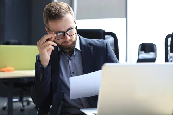 Joven Está Trabajando Con Papeles Mientras Está Sentado Oficina — Foto de Stock