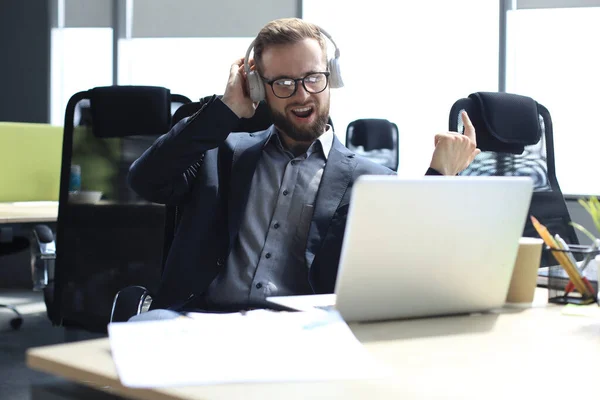 Usmívající Pohledný Podnikatel Relaxační Poslech Hudby Sluchátkách Moderní Kanceláři — Stock fotografie