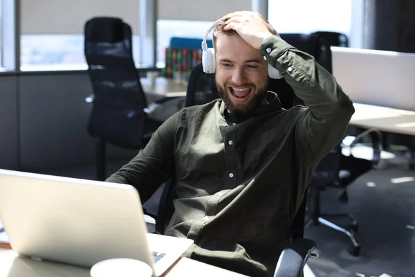 Happy Nowoczesny Biznesmen Działa Pomocą Laptopa Podczas Siedzenia Biurze — Zdjęcie stockowe