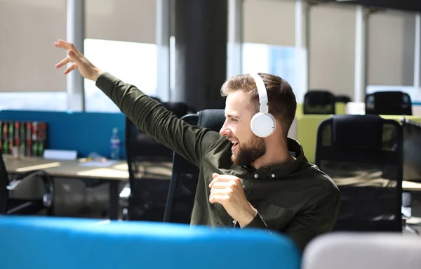 Smiling Handsome Businessman Relaxing Listening Music Earphones Modern Office — Stock Photo, Image