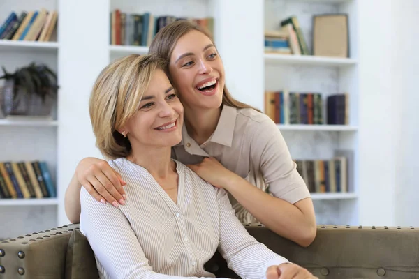 Mooie Middelbare Leeftijd Mam Haar Volwassen Dochter Zijn Knuffelen Glimlachen — Stockfoto