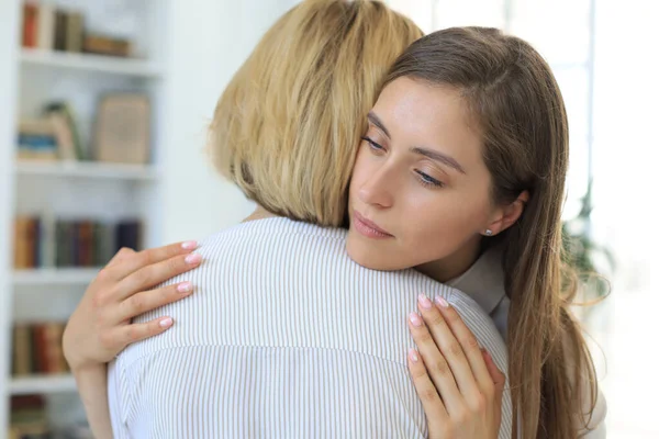 Jovem Está Abraçando Sua Mãe Meia Idade Sala Estar — Fotografia de Stock