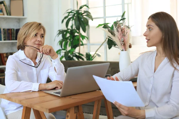 Psicóloga Profesional Mediana Edad Que Realiza Una Consulta — Foto de Stock