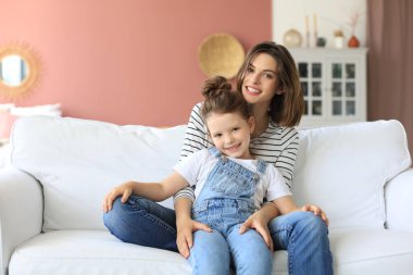 Mutlu anne, küçük kızı kucaklıyor, evde birlikte vakit geçiriyoruz.