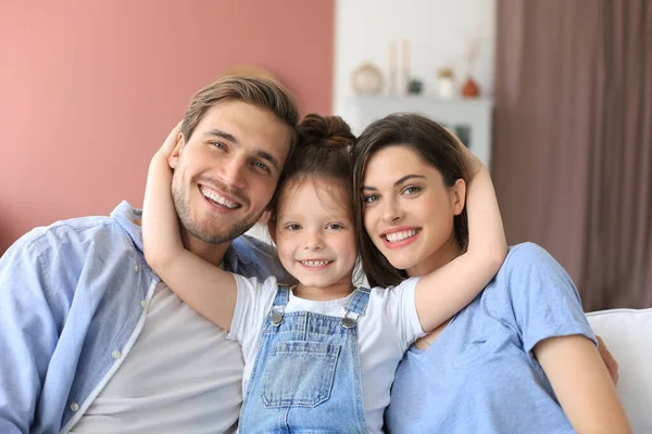 Positiva Vänliga Unga Föräldrar Med Leende Liten Dotter Sitter Soffan — Stockfoto