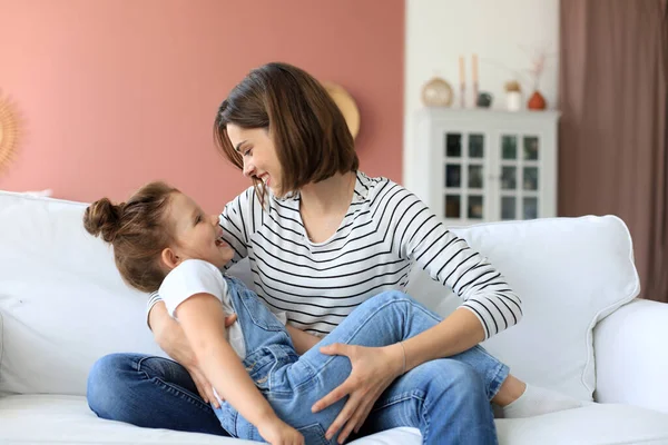 Gelukkig Liefdevolle Moeder Knuffelen Kleine Dochter Tijd Doorbrengen Samen Thuis — Stockfoto