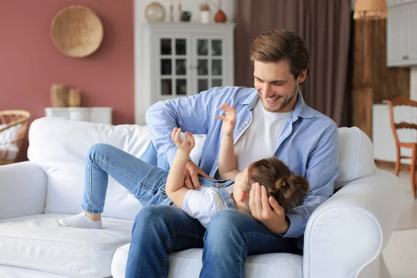 Sonriente Joven Padre Acostado Sofá Sala Estar Jugar Con Pequeña —  Fotos de Stock