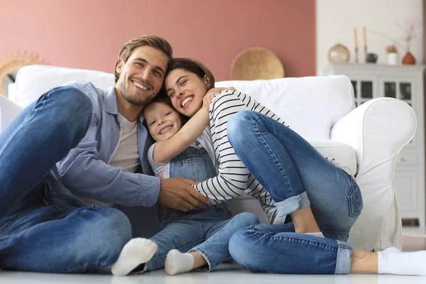 Joven Familia Caucásica Con Pequeña Hija Pose Relajarse Suelo Sala — Foto de Stock