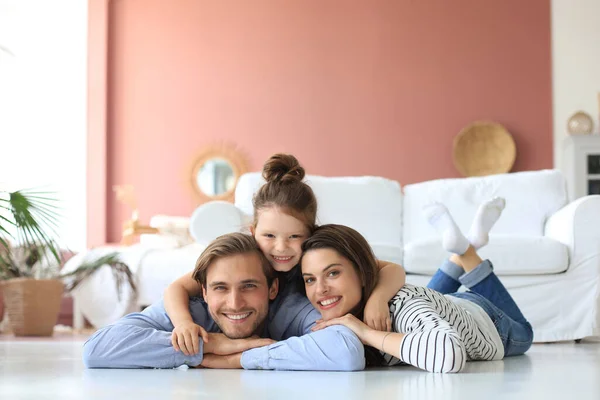 Jovem Família Caucasiana Com Pequena Filha Pose Relaxar Chão Sala — Fotografia de Stock