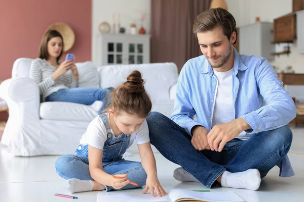 Heureux Père Smilling Fille Couché Sur Sol Chaud Profiter Activité — Photo