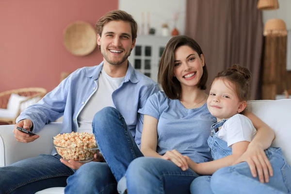 Gelukkig Gezin Met Kind Zitten Bank Kijken Eten Popcorn Jonge — Stockfoto